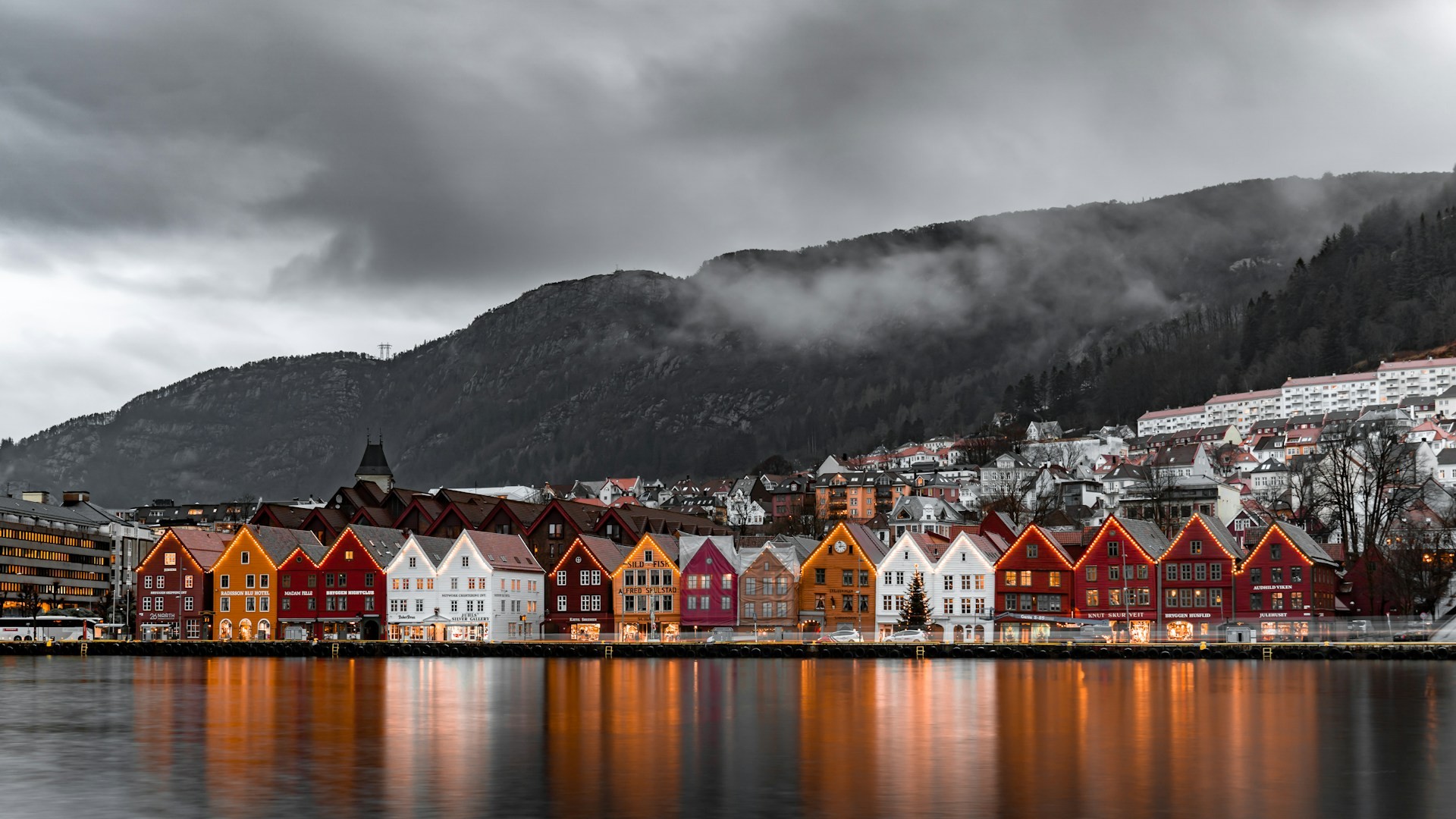 Colourful Norwegian waterfront buildings with mountains behind, on a cold chain delivery route
